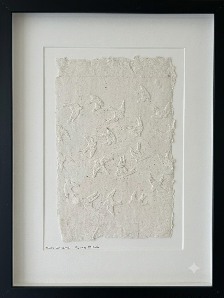 Ingelijst kunstwerk 'Fly away IV' van Thekla Schwartz, vogels op handgeschept papier